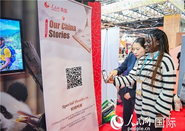 觀(guān)眾掃碼《我們的中國(guó)故事》系列視頻。人民網(wǎng) 郭錦標(biāo)攝