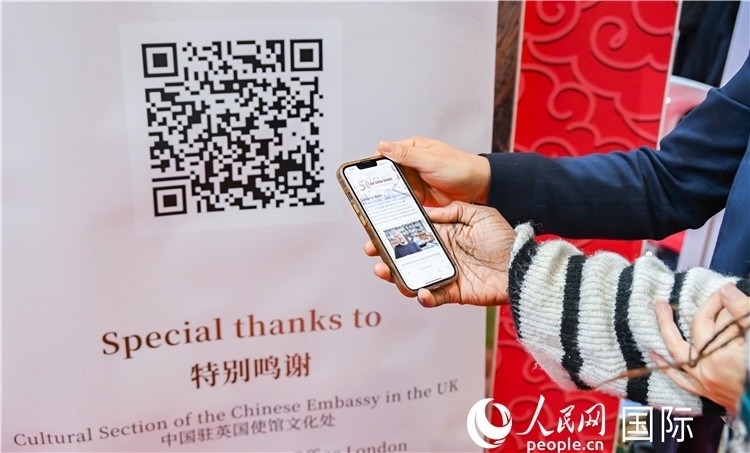 觀(guān)眾掃碼《我們的中國(guó)故事》系列視頻。人民網(wǎng) 郭錦標(biāo)攝