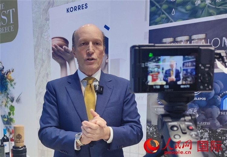 希華集團(tuán)創(chuàng)始人兼首席執(zhí)行官甘德密先生接受采訪。人民網(wǎng) 殷韜攝