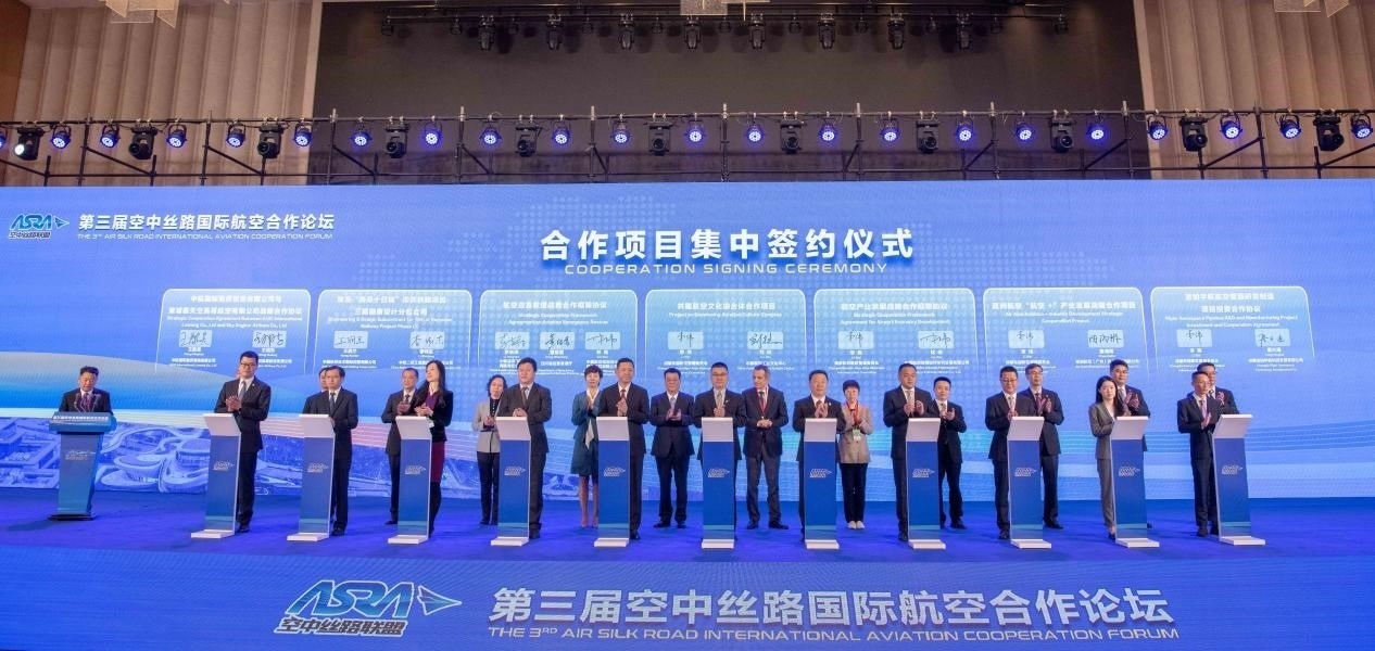 圖為7個(gè)國(guó)內(nèi)外合作項(xiàng)目現(xiàn)場(chǎng)簽約。人民網(wǎng)記者 唐宋攝