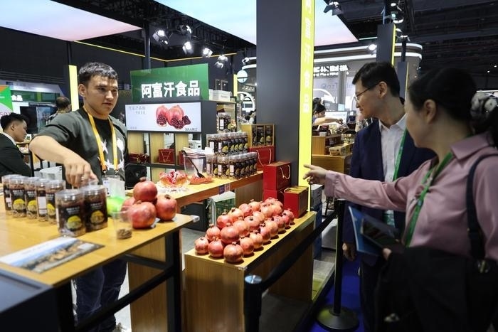 11月6日，在第六屆進博會食品及農(nóng)產(chǎn)品展區(qū)，阿富汗食品吸引參展人員。