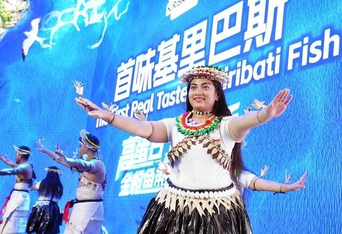 11月8日，來自基里巴斯的參展人員在基里巴斯水產(chǎn)品推介活動上表演。