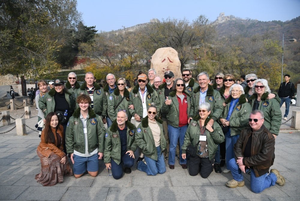 2023年10月29日，飛虎隊(duì)老兵莫耶一行人在北京八達(dá)嶺長城合影留念。當(dāng)日，美中航空遺產(chǎn)基金會(huì)訪華代表團(tuán)成員陸續(xù)抵達(dá)北京。新華社記者 任超 攝