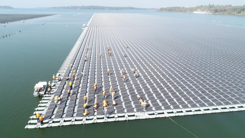 2021年1月23日，施工人員檢查泰國烏汶府詩琳通大壩綜合浮體光伏項(xiàng)目的太陽能板安裝情況。新華社發(fā)（泰國國家電力局項(xiàng)目組供圖）