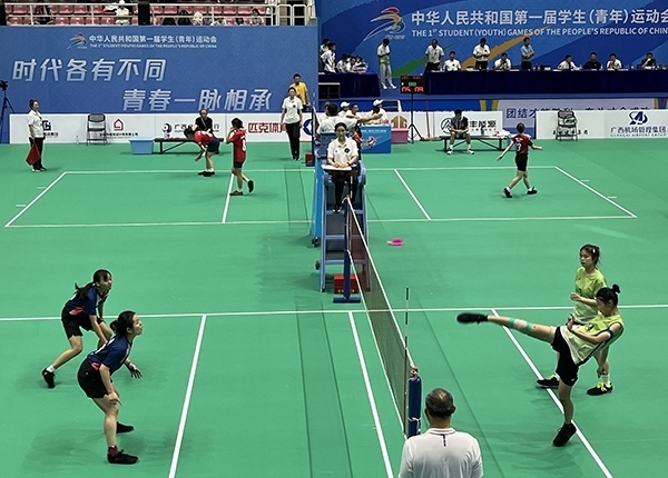 11月11日，第一屆全國(guó)學(xué)生（青年）運(yùn)動(dòng)會(huì)毽球（校園組）比賽現(xiàn)場(chǎng)。人民網(wǎng)記者 歐興榮攝
