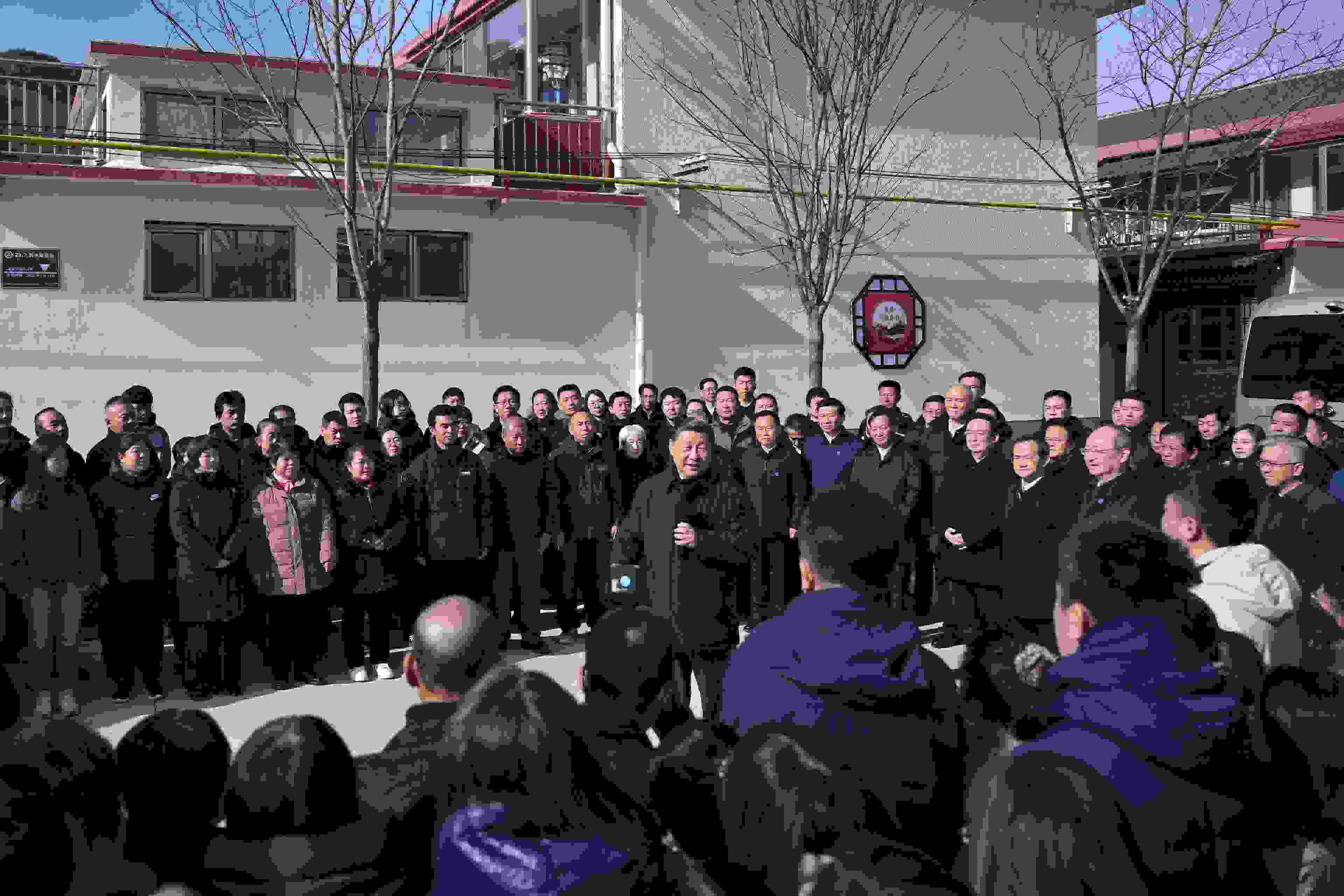 2023年11月10日，習(xí)近平總書記在北京市門頭溝區(qū)妙峰山鎮(zhèn)水峪嘴村考察時(shí)，同當(dāng)?shù)厝罕娪H切交流。