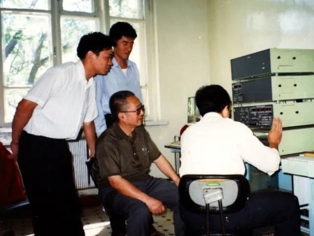 秦裕琨與團隊在一起。哈爾濱工業(yè)大學供圖