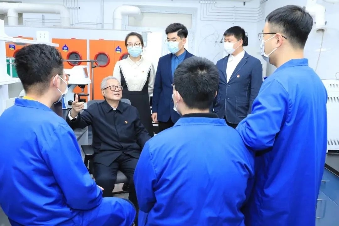 秦裕琨院士在實驗室與青年師生交流。哈爾濱工業(yè)大學供圖