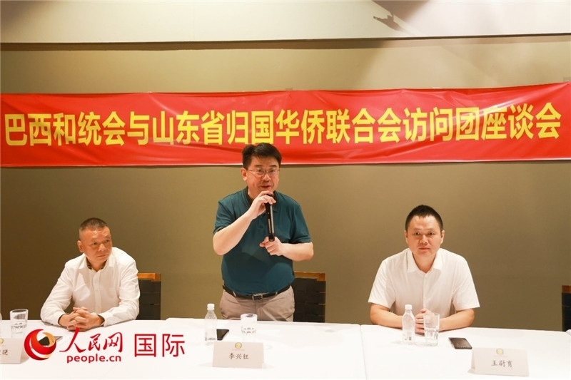中國僑聯(lián)副主席、山東省僑聯(lián)主席李興鈺（中）在座談會上致辭。人民網(wǎng)記者 陳海琪攝