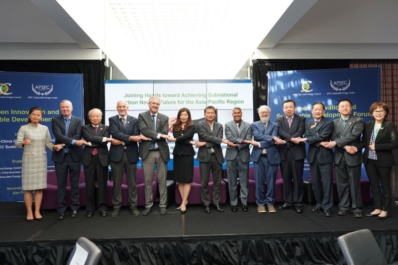 當?shù)貢r間11月13日，2023年亞太經(jīng)合組織會議期間的重要邊會“綠色創(chuàng)新與可持續(xù)發(fā)展論壇”在舊金山舉行，有關(guān)學(xué)者、政府官員和清潔能源企業(yè)代表近200人出席。圖為參加論壇的主要嘉賓合影留念?？巳R爾·希斯莫爾 攝