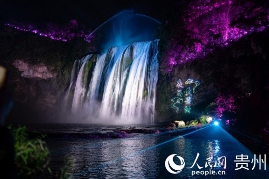 光影中的黃果樹(shù)大瀑布。人民網(wǎng) 陽(yáng)茜攝