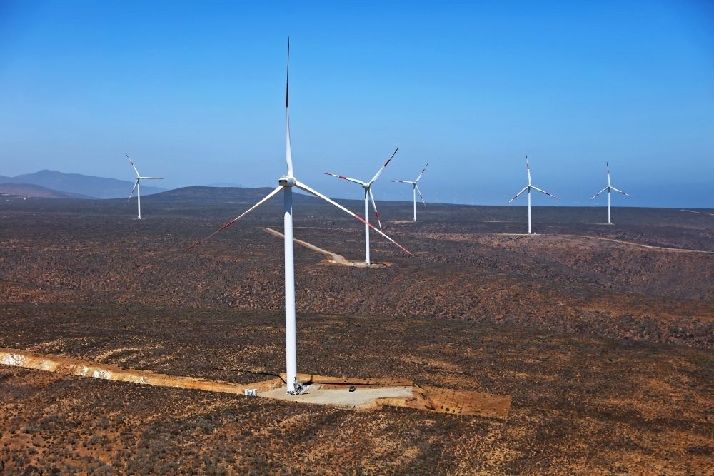 這是2023年2月14日拍攝的位于智利中部沿海的蓬塔謝拉風(fēng)電場(chǎng)。蓬塔謝拉風(fēng)電場(chǎng)是中國(guó)在智利投資建設(shè)的首個(gè)風(fēng)電場(chǎng)，2018年正式投產(chǎn)發(fā)電，可滿足13萬(wàn)戶家庭的用電需求，同時(shí)每年還能減少15.7萬(wàn)噸碳排放。