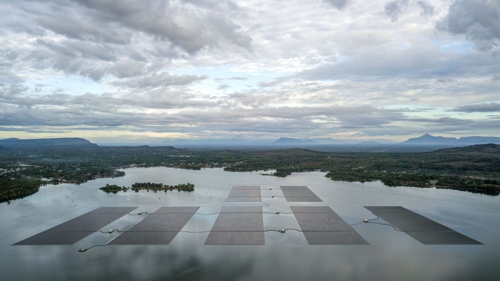 這是2022年12月8日在泰國(guó)烏汶府詩(shī)琳通水庫(kù)拍攝的浮體光伏項(xiàng)目（無(wú)人機(jī)照片）。中泰兩國(guó)聯(lián)合修建的浮體光伏項(xiàng)目2021年10月投入商業(yè)運(yùn)營(yíng)。中國(guó)制造的電池板不斷將日光轉(zhuǎn)化為清潔電能，輸送至當(dāng)?shù)厍Ъ胰f(wàn)戶。