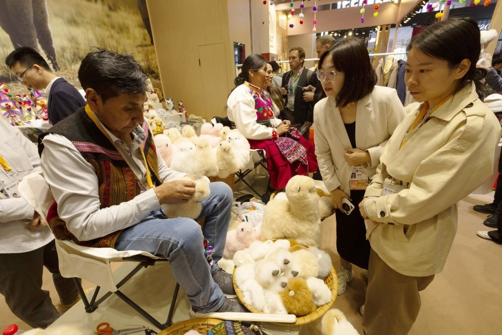 2023年11月7日，秘魯羊駝毛制品手藝人馬馬尼大叔在中國(guó)上海舉辦的第六屆進(jìn)博會(huì)上展示羊駝玩偶制作工藝。秘魯特色羊駝毛制品連續(xù)六屆在進(jìn)博會(huì)上亮相，收獲大量訂單。進(jìn)博會(huì)大舞臺(tái)讓秘魯傳統(tǒng)手藝人有了更廣闊的發(fā)展空間。