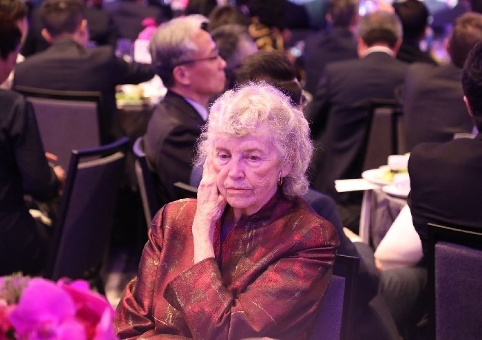 當(dāng)?shù)貢r間11月15日晚，國家主席習(xí)近平在美國舊金山出席美國友好團(tuán)體聯(lián)合舉行的歡迎宴會。在熱烈的掌聲中，習(xí)近平發(fā)表重要演講。圖為參加晚宴人士認(rèn)真聆聽演講。人民日報(bào)記者 李志偉 攝