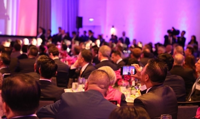 當(dāng)?shù)貢r間11月15日晚，國家主席習(xí)近平在美國舊金山出席美國友好團(tuán)體聯(lián)合舉行的歡迎宴會。在熱烈的掌聲中，習(xí)近平發(fā)表重要演講。圖為參加晚宴人士認(rèn)真聆聽演講。人民日報(bào)記者 李志偉 攝