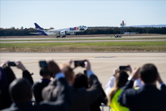 2023年11月8日，運(yùn)送大熊貓的專(zhuān)機(jī)從美國(guó)弗吉尼亞州的華盛頓杜勒斯國(guó)際機(jī)場(chǎng)起飛。旅居美國(guó)的大熊貓“美香”“添添”和它們?cè)谌A盛頓出生并長(zhǎng)大的雄性幼崽“小奇跡”當(dāng)天啟程返回中國(guó)。新華社記者 劉杰攝