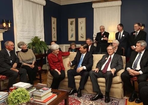 △2012年2月15日，習(xí)近平在前艾奧瓦州友好省州委員會(huì)委員蘭蒂夫人（左三）的家中回憶1985年訪問該地時(shí)的情景。