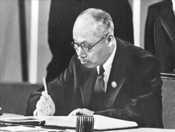 董必武在《聯(lián)合國(guó)憲章》上簽名。新華社發(fā)