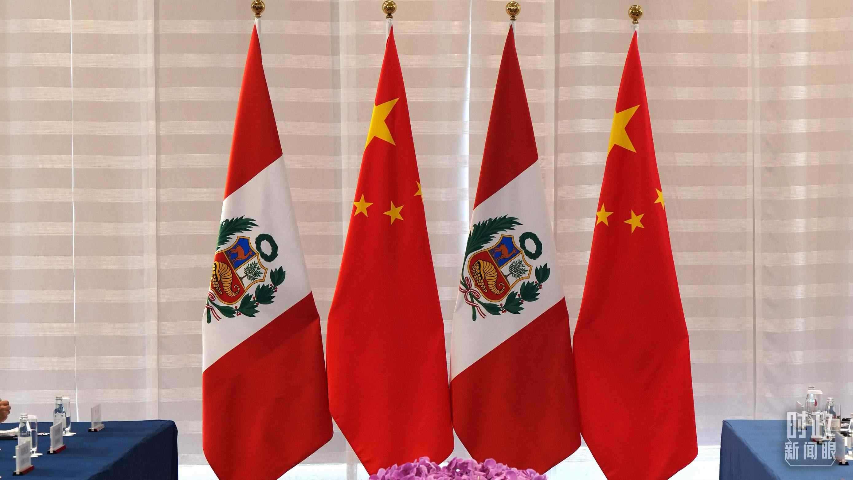 △會(huì)談現(xiàn)場(chǎng)的中秘兩國(guó)國(guó)旗。（總臺(tái)國(guó)廣記者李晉拍攝）