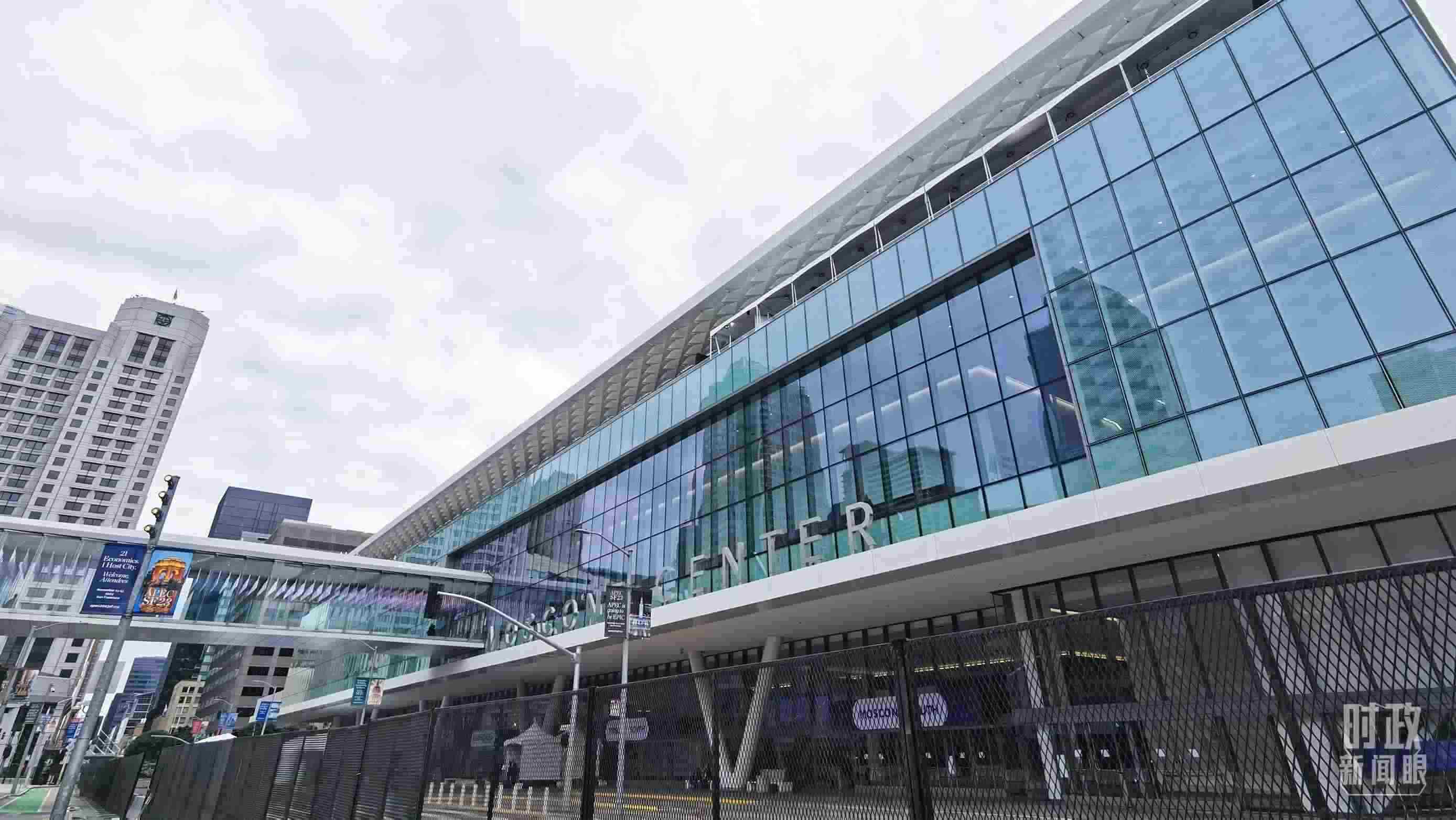 △美國(guó)舊金山，莫斯康中心，APEC第三十次領(lǐng)導(dǎo)人非正式會(huì)議在這里舉行。（總臺(tái)央視記者曹亞星拍攝）