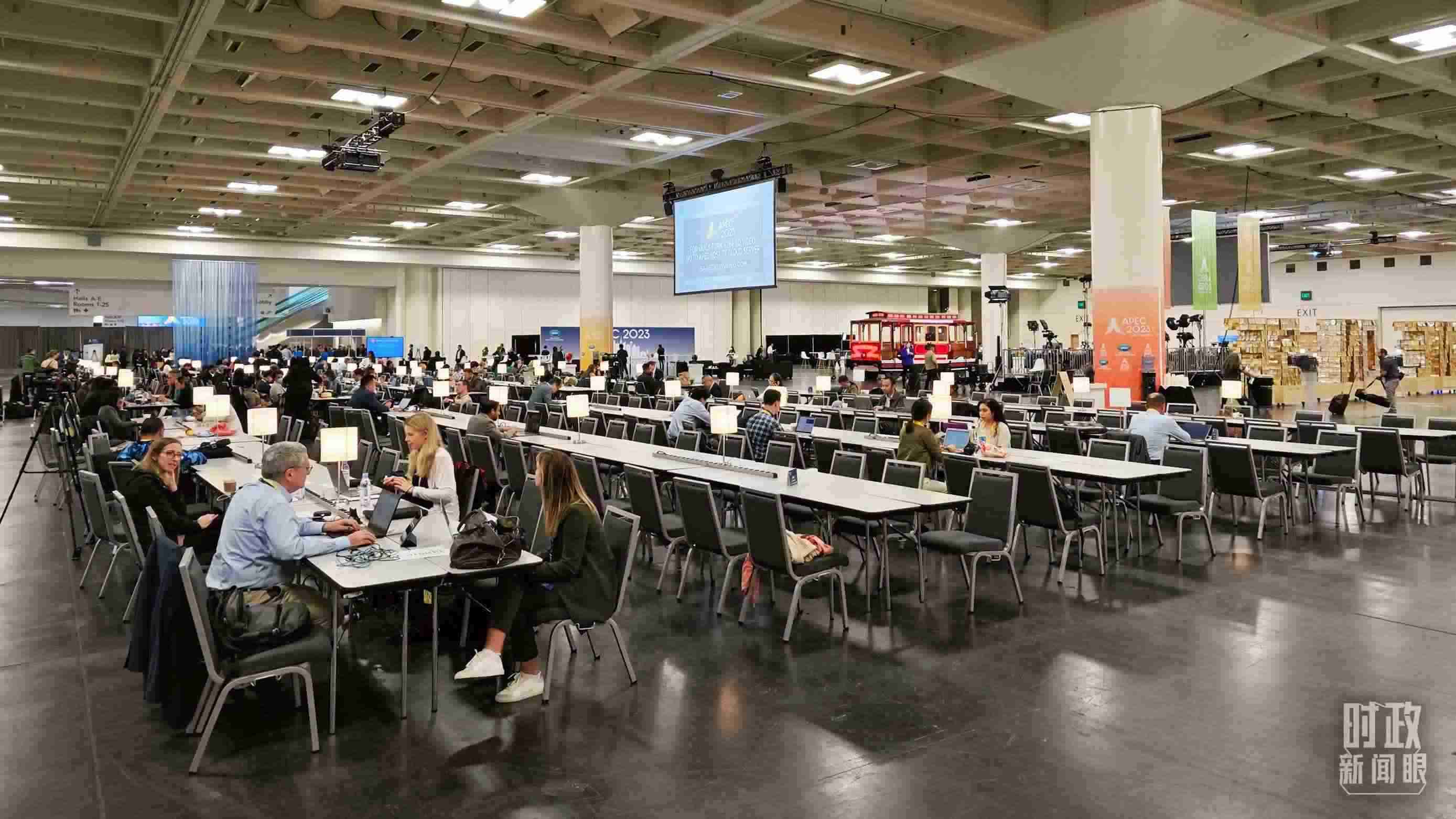 △APEC會(huì)議國(guó)際媒體中心，各國(guó)記者正在工作。（總臺(tái)央視記者王哈男拍攝）