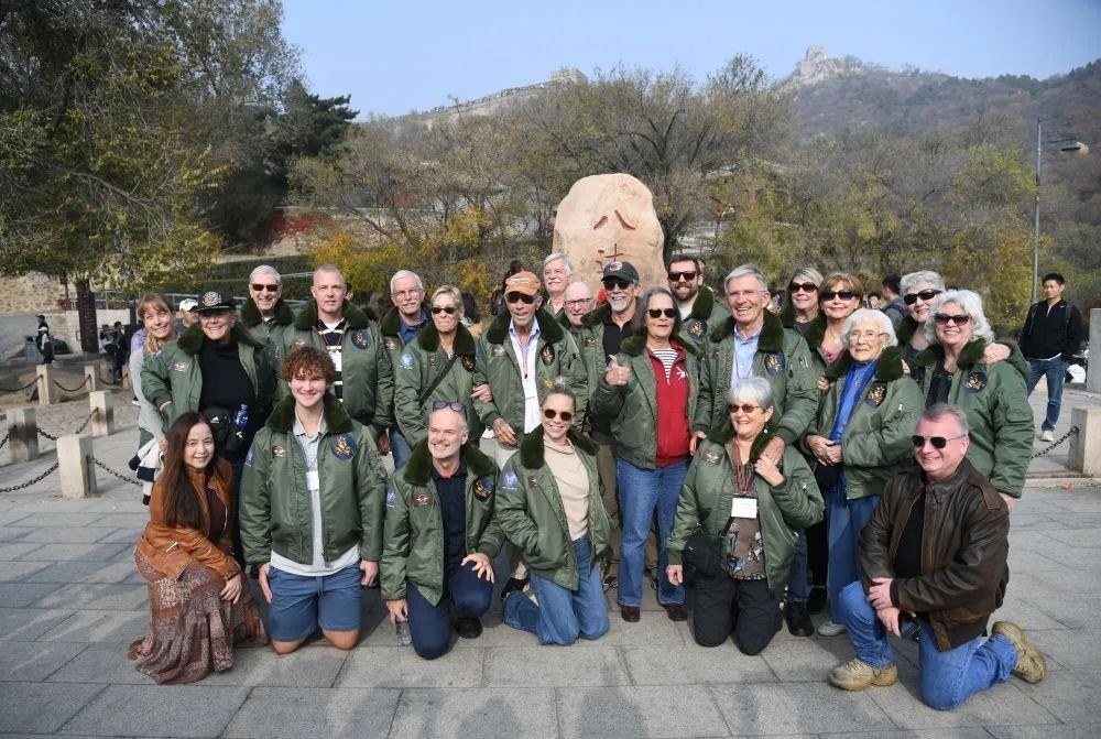 △2023年10月29日，飛虎隊(duì)老兵莫耶一行人在北京八達(dá)嶺長(zhǎng)城合影留念。