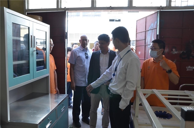 喬治敦公立醫(yī)院執(zhí)行院長(zhǎng)接收捐贈(zèng)物資。第十九期中國(guó)援圭亞那醫(yī)療隊(duì)供圖