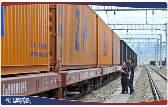 ｜｜新疆阿拉山口，中歐班列從這里經(jīng)過(guò)