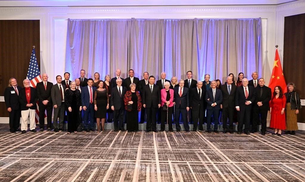 當(dāng)?shù)貢r間11月15日晚，國家主席習(xí)近平在美國舊金山出席美國友好團(tuán)體聯(lián)合舉行的歡迎宴會。這是宴會開始前，習(xí)近平會見飛虎隊(duì)和史迪威將軍后人、鼓嶺、艾奧瓦州、華盛頓州等方面友好人士代表，同他們親切交談并合影留念。