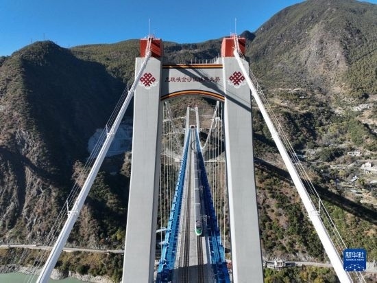11月25日，列車通過麗香鐵路金沙江特大橋（無人機照片）。