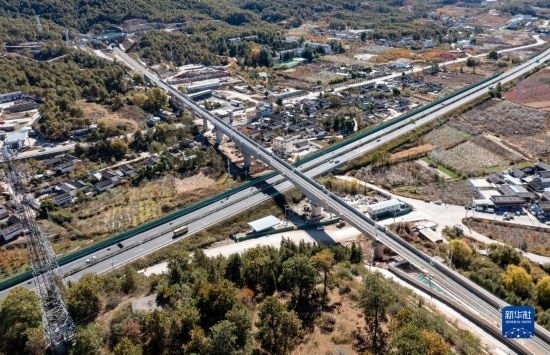 11月25日在麗江市境內(nèi)拍攝的即將開通的麗香鐵路（無人機照片）。