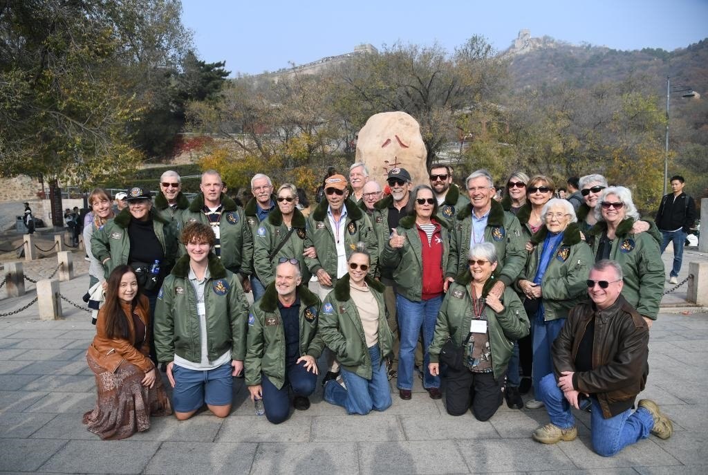 10月29日，飛虎隊老兵莫耶一行人在北京八達嶺長城合影留念。當日，美中航空遺產基金會訪華代表團成員陸續(xù)抵達北京。新華社記者任超攝