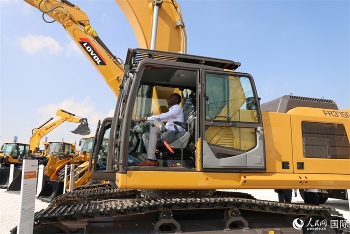 嘉賓參觀體驗山東重工產(chǎn)品。人民網(wǎng)記者 任皓宇攝