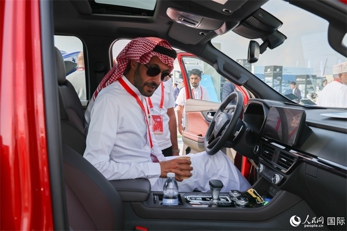 嘉賓參觀體驗山東重工產(chǎn)品。人民網(wǎng)記者 任皓宇攝