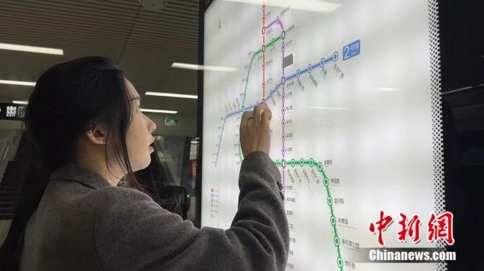 李佳夢(mèng)正在坐地鐵。呂盛楠 攝