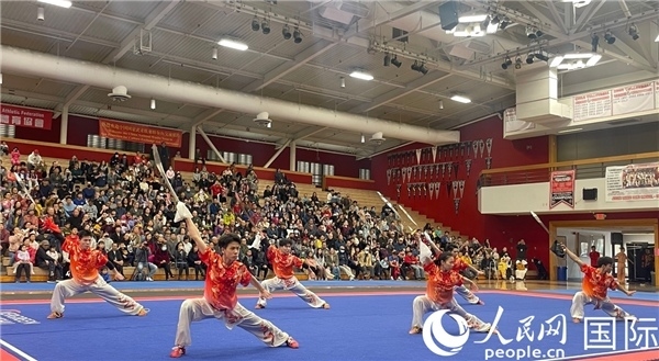 中國武術(shù)隊(duì)員表演現(xiàn)場(chǎng)。人民網(wǎng)記者 鄧圩攝
