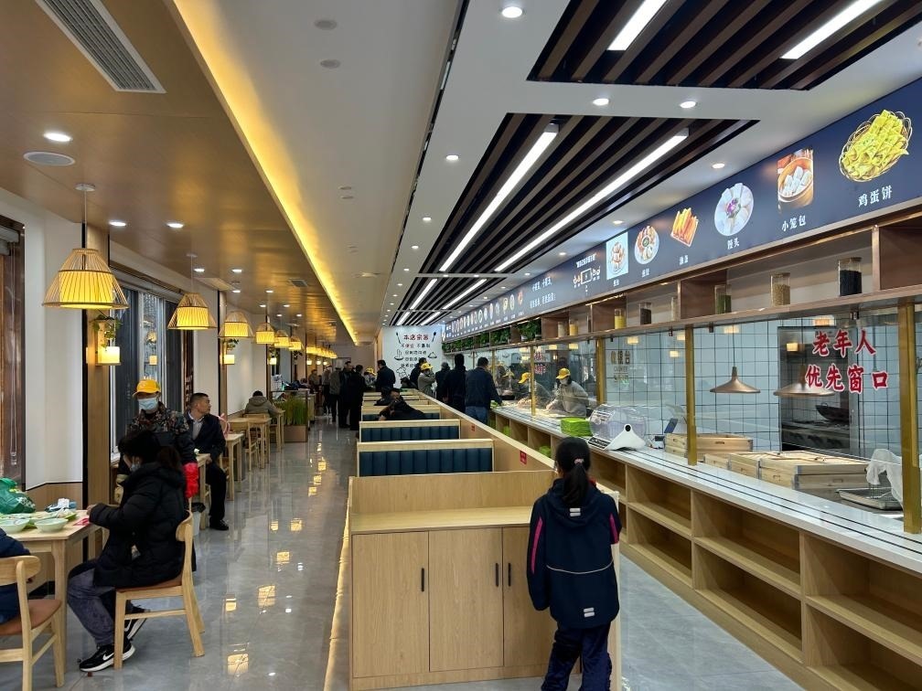 位于安徽合肥市瑤海區(qū)和平路街道綠苑社區(qū)的社區(qū)老年大食堂。（綠苑社區(qū)供圖）