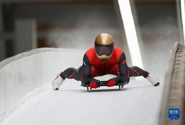 11月25日，天津隊選手閆文港在比賽中抵達終點。新華社記者 王楷焱 攝