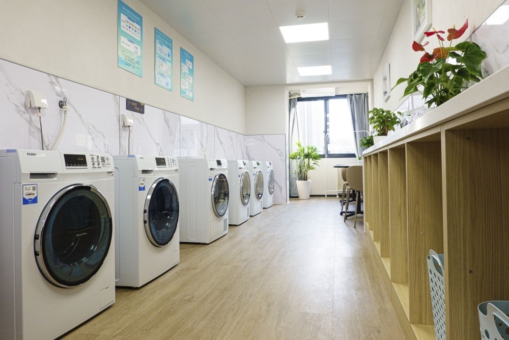 閔行區(qū)新時代城市建設者管理者之家的共享廚房和共享洗衣房。