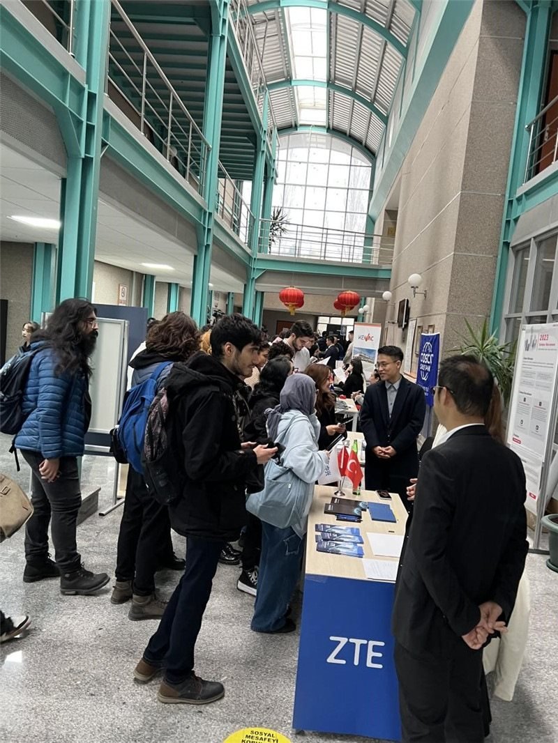 土耳其大學(xué)生在中企展臺交流。主辦方供圖