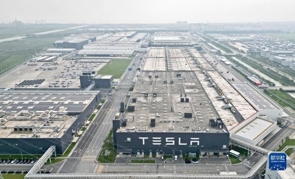 這是在中國（上海）自由貿易試驗區(qū)臨港新片區(qū)拍攝的特斯拉上海超級工廠（2023年9月26日攝，無人機照片）。新華社記者 劉穎 攝