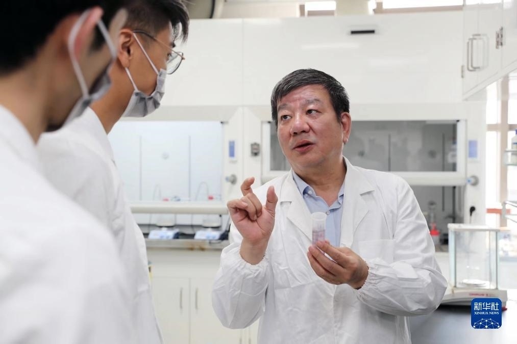 中國科學院院士、國家自然科學獎一等獎得主趙東元在復旦大學實驗室里指導學生（2023年9月2日攝）。新華社記者 劉穎 攝