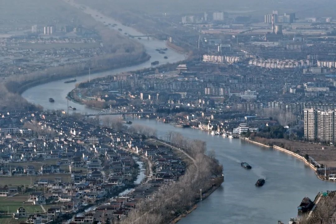 2月16日，貨船行駛在京杭大運(yùn)河江蘇寶應(yīng)段。新華社發(fā)（沈冬兵攝）