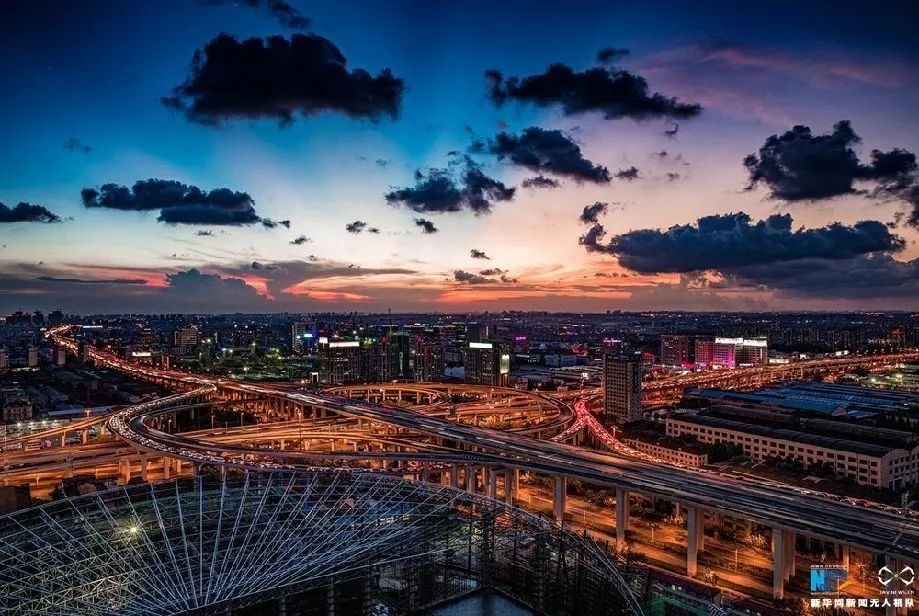 傍晚時(shí)刻的上海立交橋。新華網(wǎng)發(fā) 田橫 攝