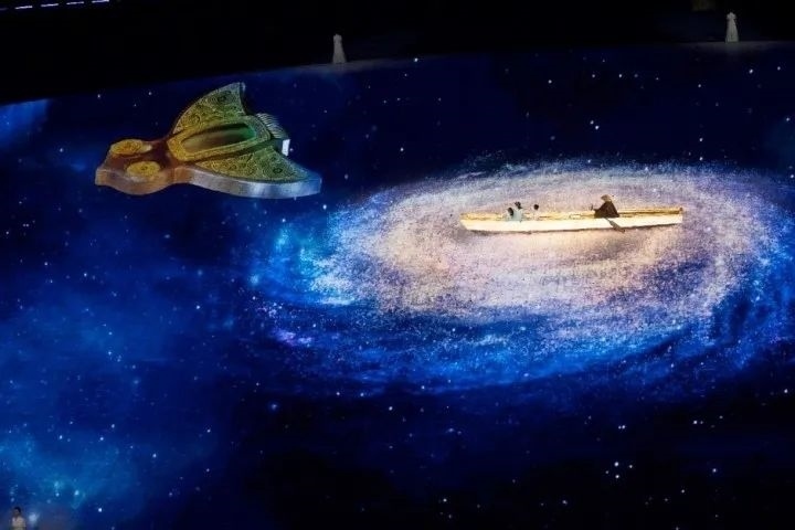 杭州第4屆亞殘運(yùn)會(huì)閉幕式上，吉祥物飛飛幻化回良渚玉鳥的模樣，盤旋于夜色之中。記者 倪雁強(qiáng) 董旭明 攝