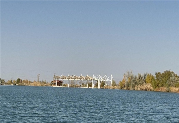 2023年11月1日，督察組拍攝到弱水花海景區(qū)建有人工湖及水上游樂設(shè)施。（中央第四生態(tài)環(huán)境保護(hù)督察組供圖）