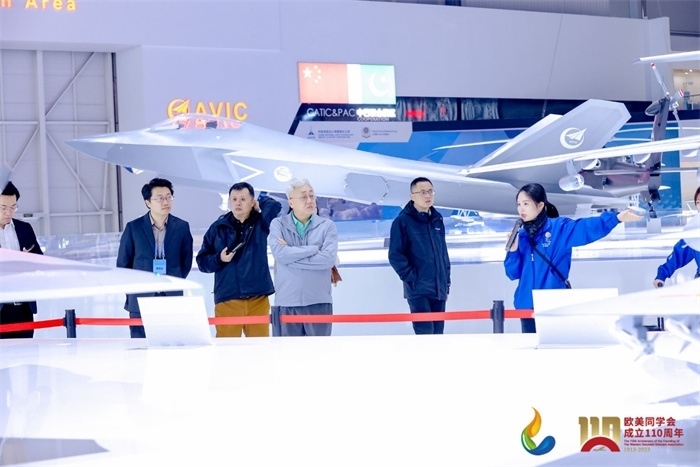 參會(huì)嘉賓和留學(xué)歸國(guó)人員參觀珠海太空中心。主辦方供圖