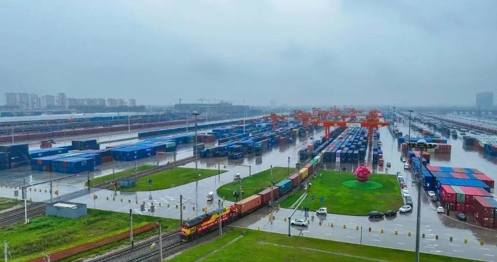 △2023年9月28日，中歐班列長安號第20000列從陜西西安國際港站開出。