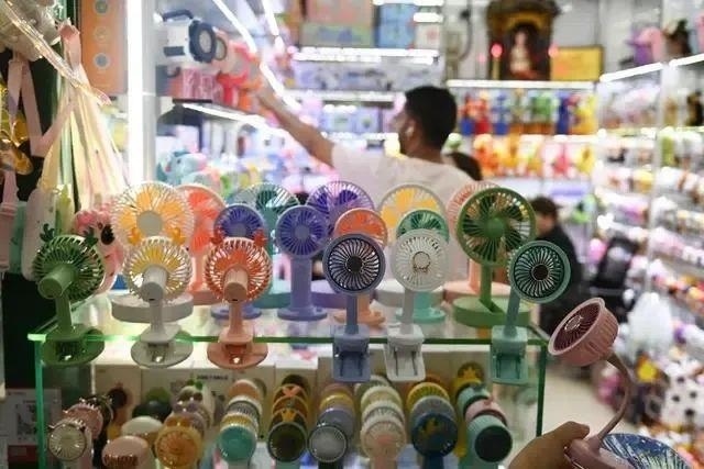 △近期，客商在浙江義烏國際商貿(mào)城采購商品。